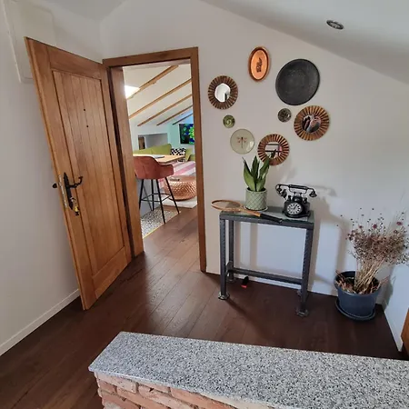 Apartment Eclectic Suburbian Oasis 7km From The