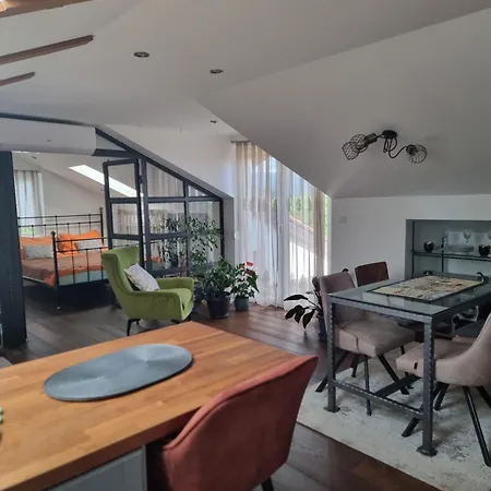 Appartement Eclectic Suburbian Oasis 7km From The *