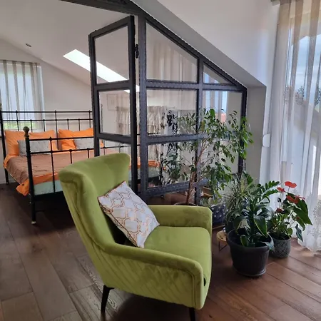 Apartment Eclectic Suburbian Oasis 7km From The *