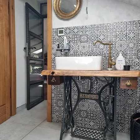 Apartment Eclectic Suburbian Oasis 7km From The *