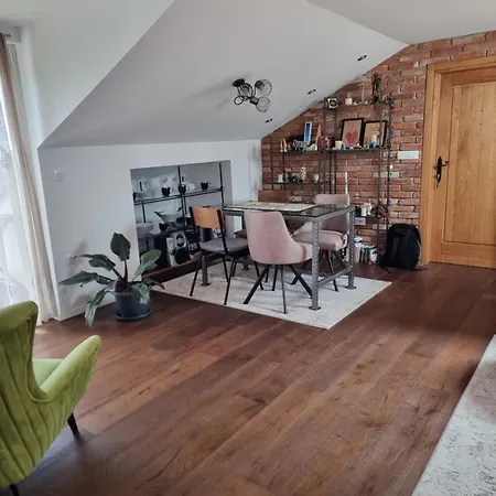 Eclectic Suburbian Oasis 7km From The Apartment *